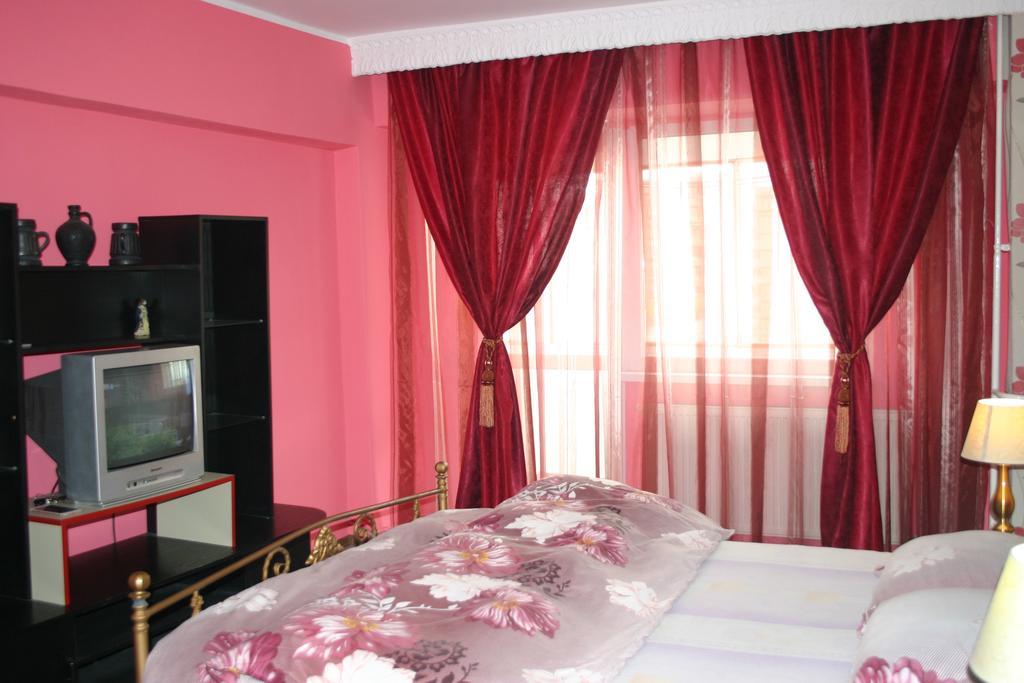 Ferienwohnung Salonul Rosu Bacău Exterior foto